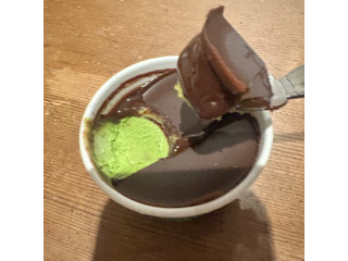 「ハーゲンダッツ ミニカップ SPOON CRUSH あふれるショコラ 濃い抹茶 カップ81ml」のクチコミ画像 by 蟻之助さん