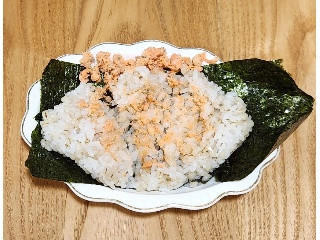 手巻もち麦入りおにぎり