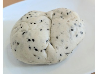 ヤマザキ 黒ごまとチーズクリームのパン