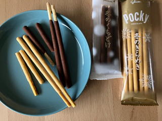 高評価】「冬のきらめきポッキー 塩キャラメル 箱2 - 江崎グリコ 冬