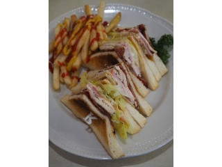 ロイヤルホスト ハムとチキンのクラブハウスサンド