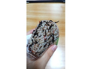 セブン-イレブン もち麦もっちり！梅ひじきおむすび