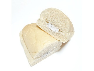 白いコッペパン クッキークリーム