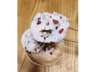 ニューデイズ カリカリ梅と天草産わかめおにぎり