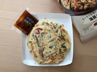 「ファミリーマート もっちり生地と6種具材の海鮮チヂミ」のクチコミ画像 by こつめかわうそさん