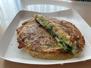 「ファミリーマート もっちり生地と6種具材の海鮮チヂミ」のクチコミ画像 by こつめかわうそさん