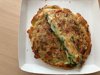 「ファミリーマート もっちり生地と6種具材の海鮮チヂミ」のクチコミ画像 by こつめかわうそさん