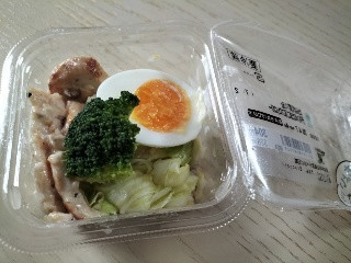 「ファミリーマート チキン＆たまご＆ブロッコリーサラダ」のクチコミ画像 by コマメのグルメさん