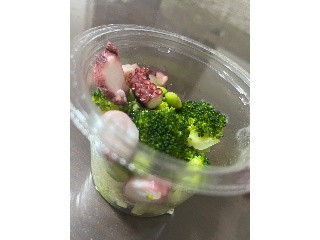 セブン-イレブン 約55％増量たことブロッコリーバジルのサラダ