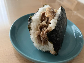 「ローソン 吉野家監修 具！おにぎり まるで牛すき丼」のクチコミ画像 by こつめかわうそさん