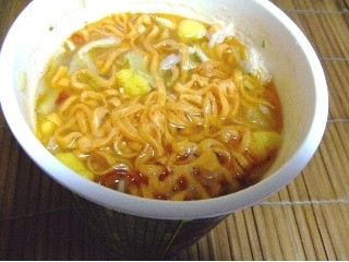 「日清のとんがらし麺 ビッグ 激辛ジャークチキン味 カップ97g」のクチコミ画像 by ねうしとら子さん