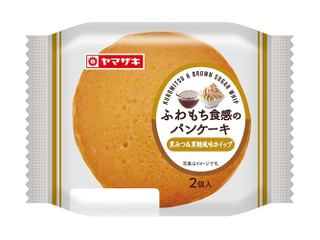 ヤマザキ ふわもち食感のパンケーキ 黒みつ＆黒糖風味ホイップ（山崎製