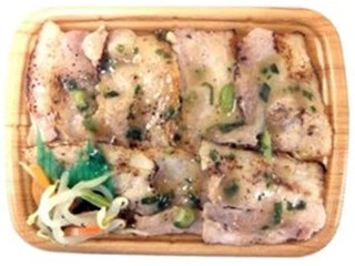 ファミリーマート さつま芋ごはんの炙り焼ねぎ塩豚カルビ重 麦飯