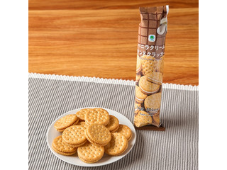 高評価】ファミリーマート ファミマル バニラクリームサンドクラッカー