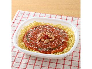 ファミリーマート 辛味ソースがくせになるトマトのソースの生パスタ