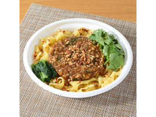 ファミリーマート バジル香るバミーヘンガパオ 鶏肉＆豚肉炒めのタイ風まぜそば