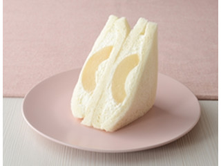 ローソン 1／2個分の白桃＆ホイップサンド