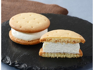 ローソン Uchi Cafe’ しっとりビスケットサンド クリーム