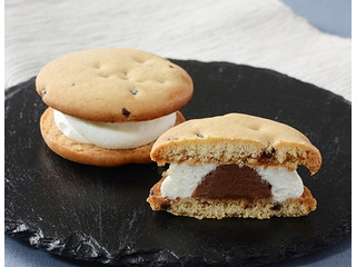 ローソン Uchi Cafe’ しっとりビスケットサンド ショコラ