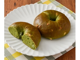 ローソン むぎゅっとベーグル 抹茶&ホワイトチョコチップ