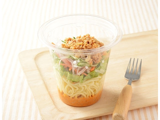 ローソン 振っておいしいパスタサラダ 担々麺風