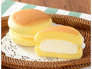 ローソン Uchi Cafe’ 焼きスフレサンド カスタードホイップ