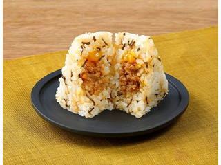 ローソン 塩こんぶごはん 牛そぼろと卵黄