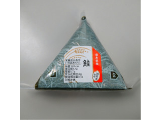 鮭おにぎり もち麦入り鮭おにぎりのよくばりランチボックス | NewDays
