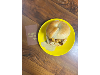 レッサーパンヤ 塩キャラメルナッツクッキークリームチーズベーグル