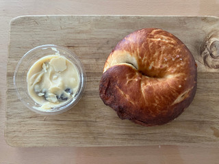 arcus bagel ラムレーズンバタープレッツェルサンド