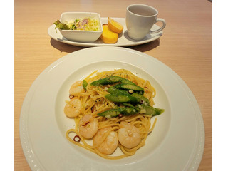 deux Ami cafe エビとアスパラのペペロン