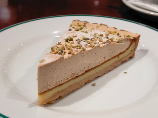 AUX BACCHANALES ピスタチオのベイクドチーズマロンクリームのタルト