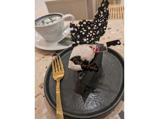 ラテアートマニアギンザ 黒ごまバスクチーズケーキ