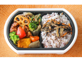 イトーヨーカドー 鶏唐揚げと1／3日分野菜の黒酢弁当