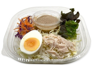 セブン-イレブン 蒸し鶏と半熟玉子のラーメンサラダ