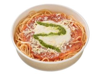 チーズとバジルソースのトマトパスタ