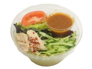 ごまダレで食べる蒸し鶏ラーメンサラダ