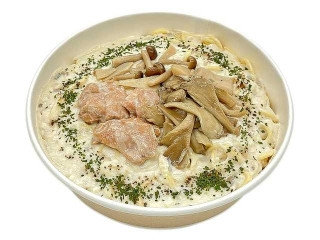 セブン-イレブン 3種きのこと鶏肉のクリームパスタ
