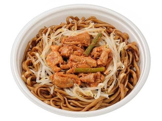 セブン-イレブン ピリ辛豚モツ炒めon！ 太麺ソース焼そば