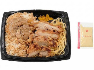 セブン-イレブン ピリ辛チキン＆生姜焼き弁当 マヨネーズ 商品写真