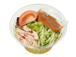 セブン-イレブン ごまダレで食べる蒸し鶏ラーメンサラダ