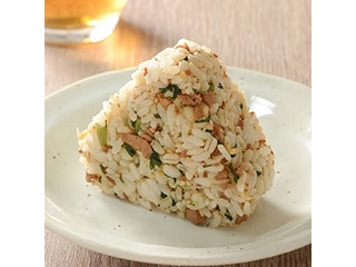 ナチュラルローソン 生姜と鶏そぼろのもち麦入りおにぎり（ナチュラル