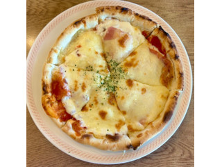 ジョイフル たっぷり3種チーズと旨みベーコンのクリーミーピザ