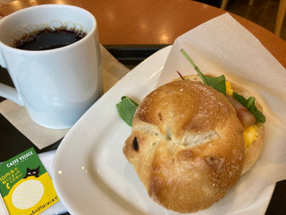 カフェ・ベローチェ モーニングB カイザーサンド スクランブルエッグ・ベーコン