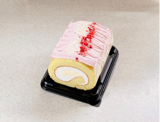 「カンパーニュ 苺とピスタチオのロールケーキ 1個」のクチコミ画像 by むぎっこさん