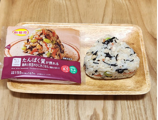 「ローソン たんぱく質が摂れる 鶏肉と枝豆のひじきごはんおにぎり 国産もち麦入り」のクチコミ画像 by みにぃ321321さん