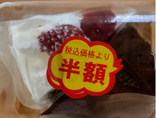 「ローソン Uchi Cafe’ パーティーケーキ 苺＆チョコ」のクチコミ画像 by はるなつひさん