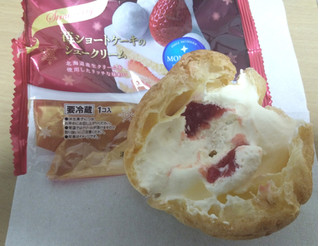 「モンテール 小さな洋菓子店 苺ショートケーキのシュークリーム 袋1個」のクチコミ画像 by タヌキとキツネさん