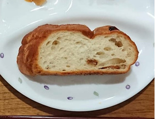 「ヤマザキ 塩バターフランスパン レーズン」のクチコミ画像 by phnayaさん