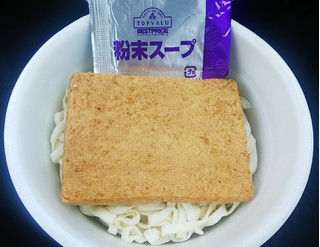 「トップバリュ ベストプライス かつおだしのきいた関東風 きつねうどん カップ94g」のクチコミ画像 by モーパパさん